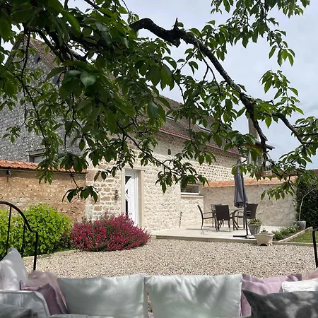 L'Histoire D'Une Hirondelle Bouafles Exterior photo
